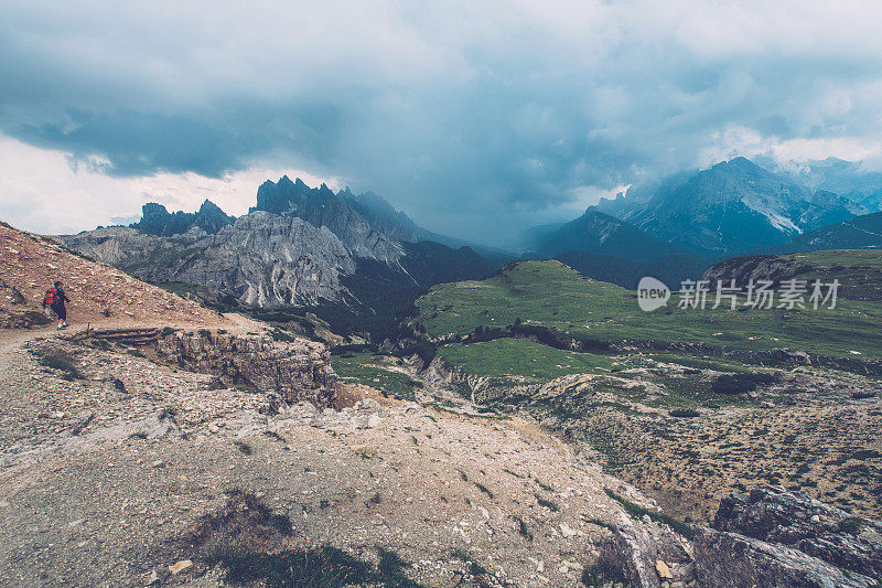 从Malga Langalm Hut到Auronzo Hut在Tre Cime di Lavaredo国家公园在Dolomites，欧洲阿尔卑斯山，意大利